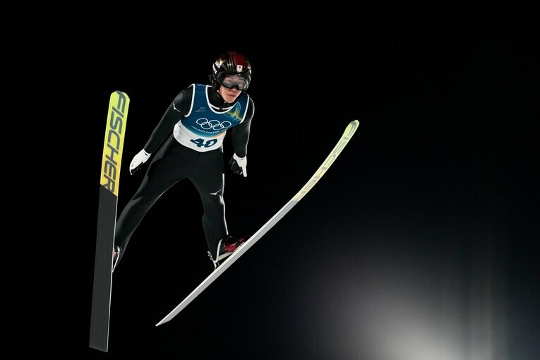 前傾姿勢で前へ力強く進む二階堂蓮のジャンプ　©Tsutomu Kishimoto／JMPA