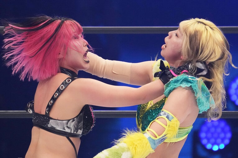 つかみ合う吏南と羽南　©Masashi Hara