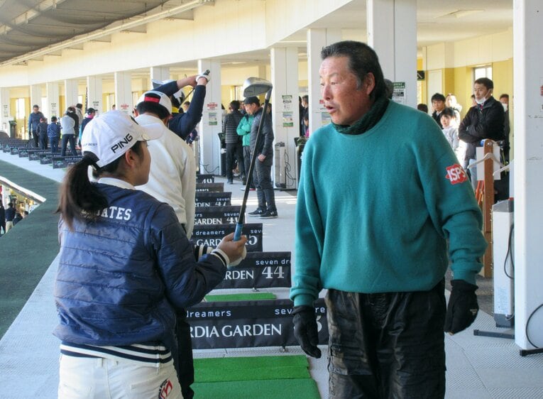 子どもたちにゴルフを教える尾崎将司。教え子の一人が偉業を成し遂げた（写真は2018年）©︎JIJI PRESS