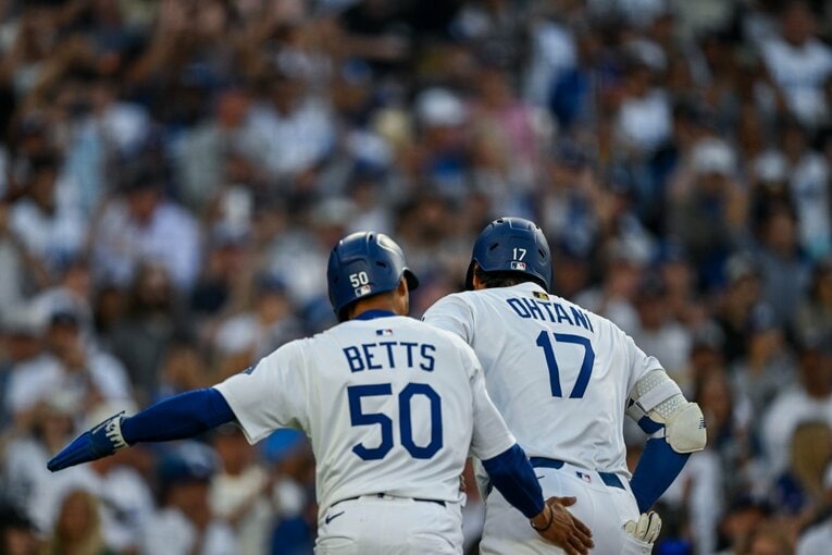 【Numberカメラマンが激写・大谷翔平の愛される日常】ベッツからホームランを祝福される（写真はまだまだ続きます）　©Nanae Suzuki