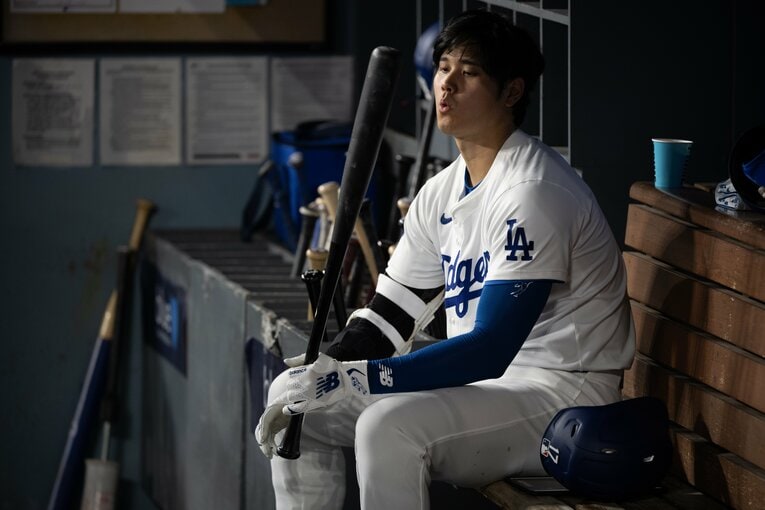 バットを見る大谷　©Nanae Suzuki