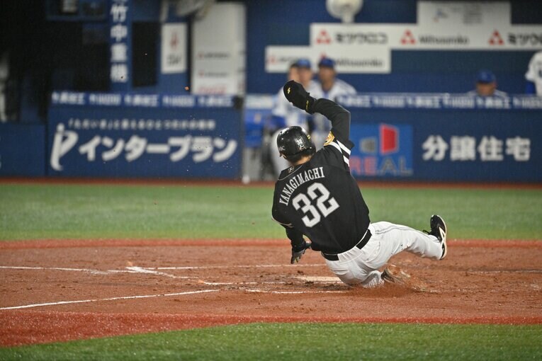 日本シリーズ第2戦、甲斐拓也の犠牲フライで生還する柳町達　©︎Hideki Sugiyama