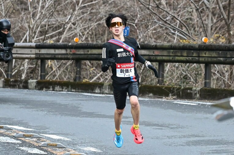 山下りの6区で驚異的な走りを見せた創価大・小池。佐久長聖高校時代の恩師・高見澤勝監督は小池の走りと可能性をどう見たのか？ ／ photograph by Nanae Suzuki