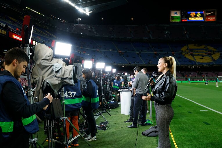 「バルサがメッシ退団後初のリーガ制覇」間近なクラシコの“喜びと憎しみ、一瞬のリスペクト”を撮った「18歳ガビが倒れたレアルDFを…」(3)