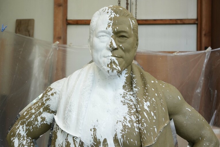 石膏をかけられた粘土の猪木像原型