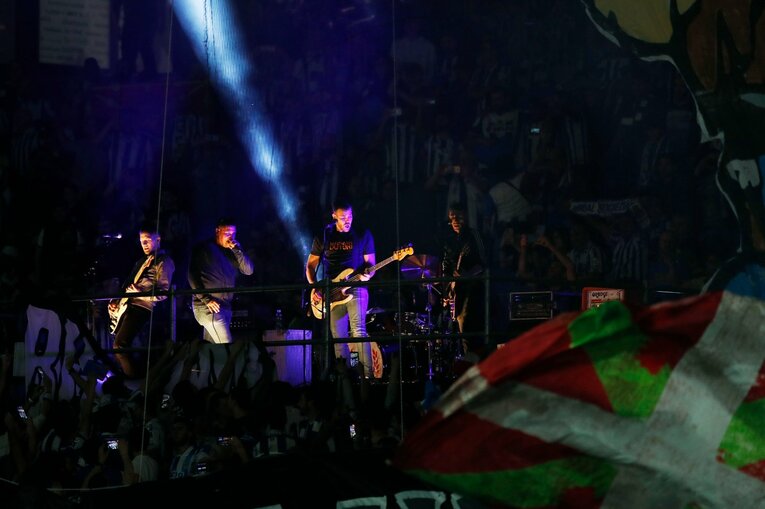 久保建英がELで味わった「先発落ち→敗退」での怒り・悲しみを撮った「タケ！と不調ソシエダサポが期待したが…」〈代表合流前にゴール〉(12)