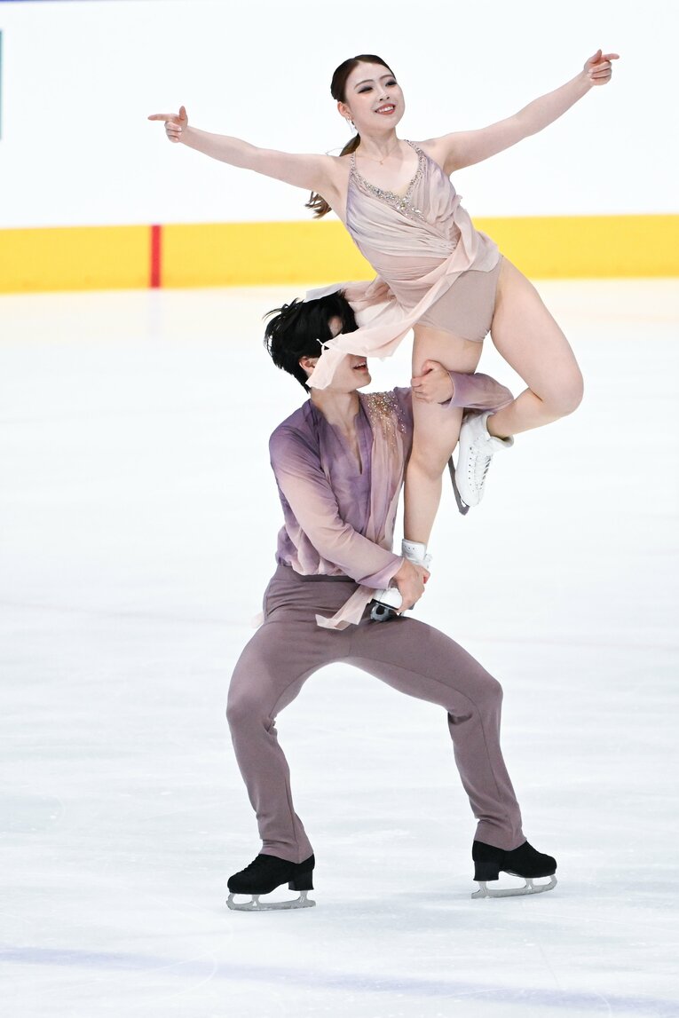 初の国際大会出場となった「木下グループ杯」で演技を行う紀平梨花・西山真瑚　©Asami Enomoto【スワイプするとそのほかの写真もご覧になれます】