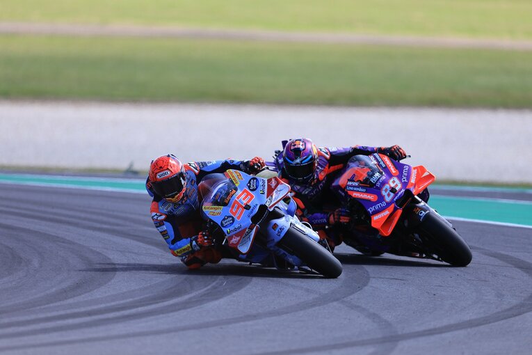 マルティンをかわし、トップに浮上したマルケス　©Satoshi Endo