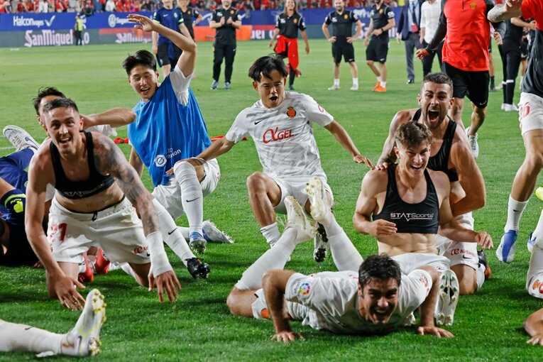 久保建英がGK姿？奇跡の残留に歓喜、“ズボンを抜いだお宝写真”も… 「苦しんだタケのリーガ3年目」をカメラマン視点で振り返る(46)