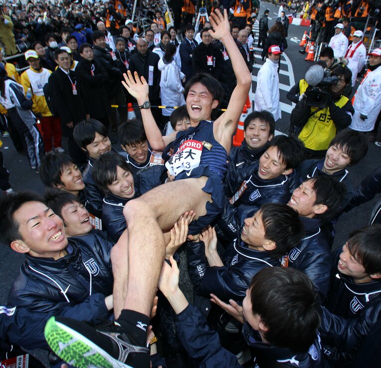 齋藤は優勝ランナーとして胴上げをされる　©JIJI PRESS