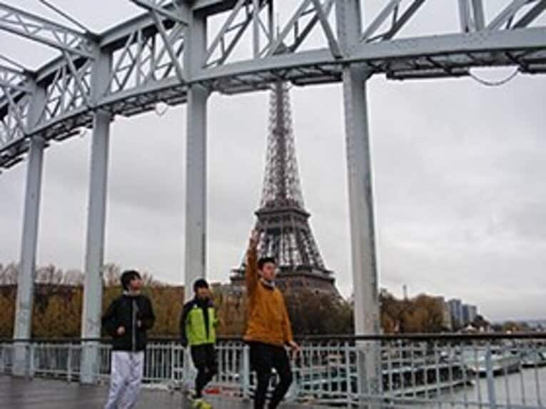 エッフェル塔をバックにパリでオシャレRUN
