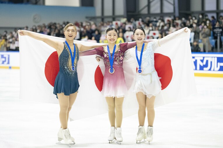 木下杯では千葉百音（中央）に優勝を譲り、総合2位だった坂本花織　©️Asami Enomoto