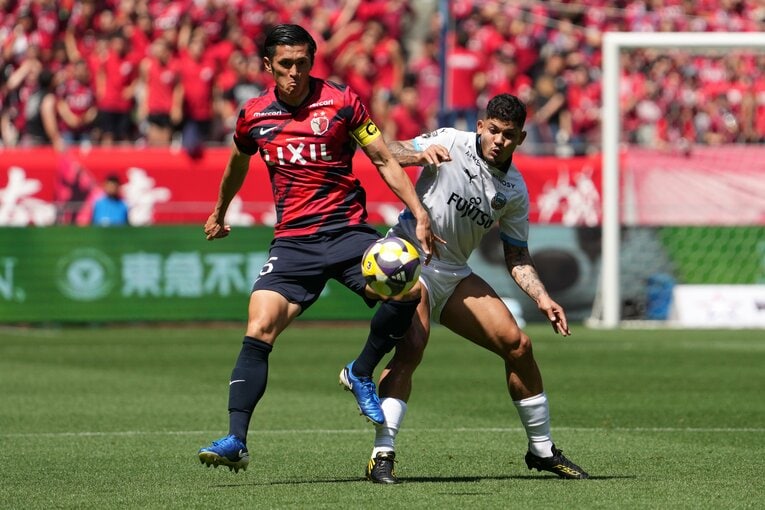 キャプテンマークを巻いた植田直通にエリソンが迫る　©Masashi Hara