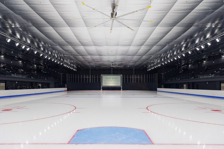 黒を基調としたMAO RINKのメインリンク