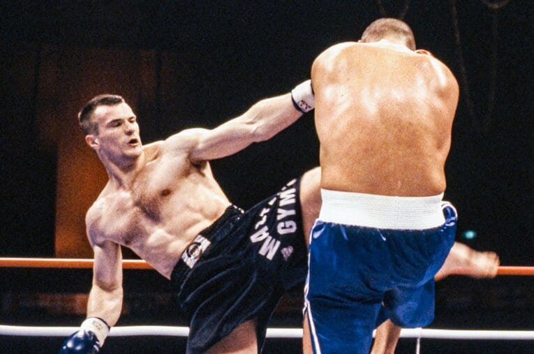 2001年3月のピーター・アーツ戦でハイキックを繰り出すミルコ・クロコップ。この写真にも「完璧に撮るのが難しい理由」が隠されている ／ photograph by Susumu Nagao