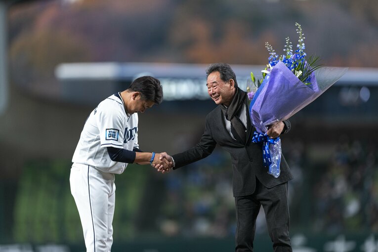 引退セレモニーでの松坂と東尾　©Takuya Sugiyama