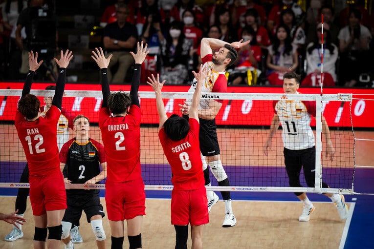 高橋藍、小野寺太志、関田誠大のブロック（VNLドイツ戦）　©︎Volleyball World