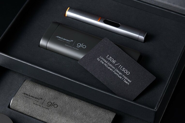 限定エディションであることを示すシリアルナンバーの入った認証カード