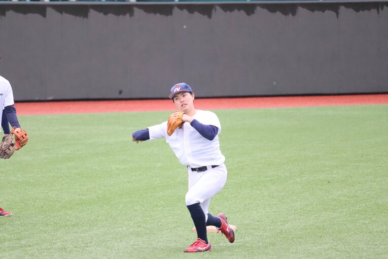 高校時代は外野を守っていたという佐々木。大学ではファースト→サードを経て現在のショートに　©Genki Taguchi