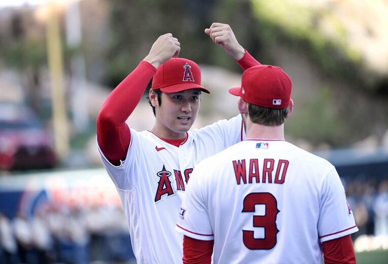 身振り手振りを交えてウォードと話し込む大谷翔平 ©Getty Images