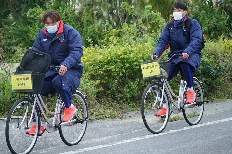 コロナ対策を徹底したFC東京キャンプ。東慶悟と青木拓矢もマスク姿で自転車移動した ／ photograph by F.C.TOKYO