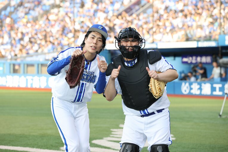 始球式のキャッチャーは相方の松井ケムリだった　©JIJI PRESS