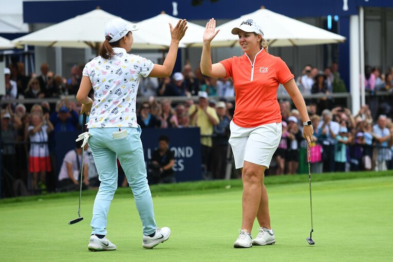 2019年全英女子オープン、最終日同組でラウンドしたブハイ（右）は渋野の優勝を心から祝った　©︎Getty Images