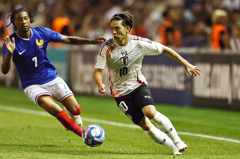 斉藤光毅がキレのある突破を見せるか否かが、日本の攻撃の生命線となる　©Mutsu Kawamori