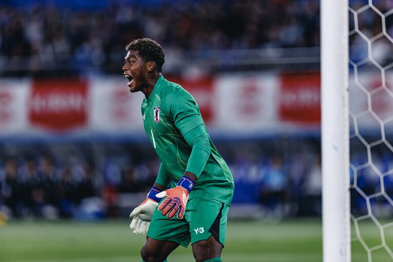 ブラジル戦の鈴木彩艶　©Kiichi Matsumoto