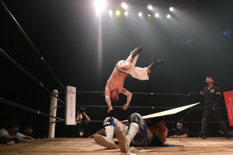 カリスマ葛西純「世の中は無駄な血を一滴も流すな」 頬を串刺し、人間ダーツ…それでもデスマッチが“ただの残虐ショー”ではない理由(69)