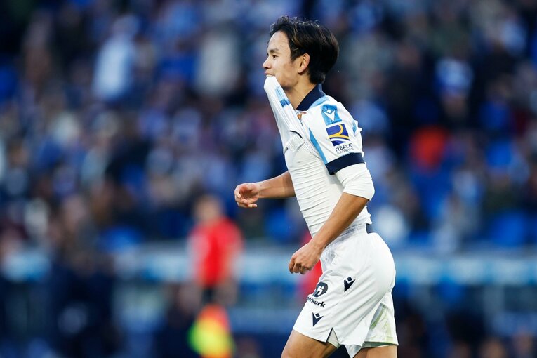 ユニフォームを噛んでオフサイドを悔しがる久保。ゴールの匂いは漂っていたが……　©Daisuke Nakashima