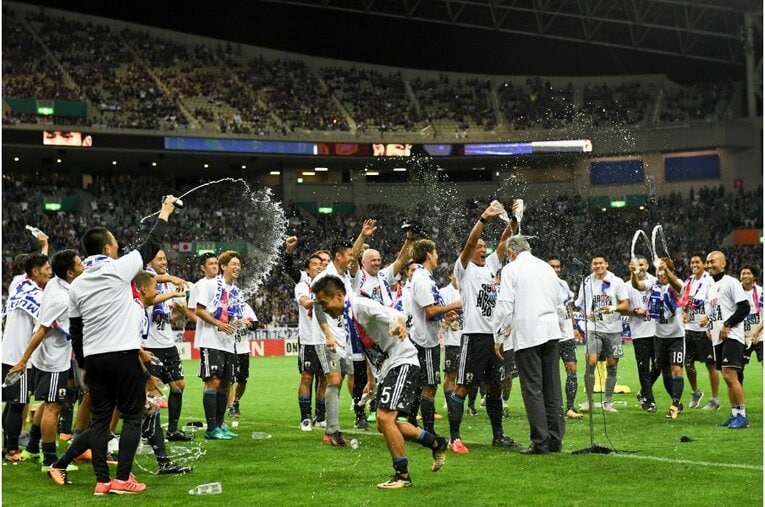 ロシアW杯出場を決め、選手たちから手荒な祝福を受けるハリルホジッチ　©Sports Graphic Number