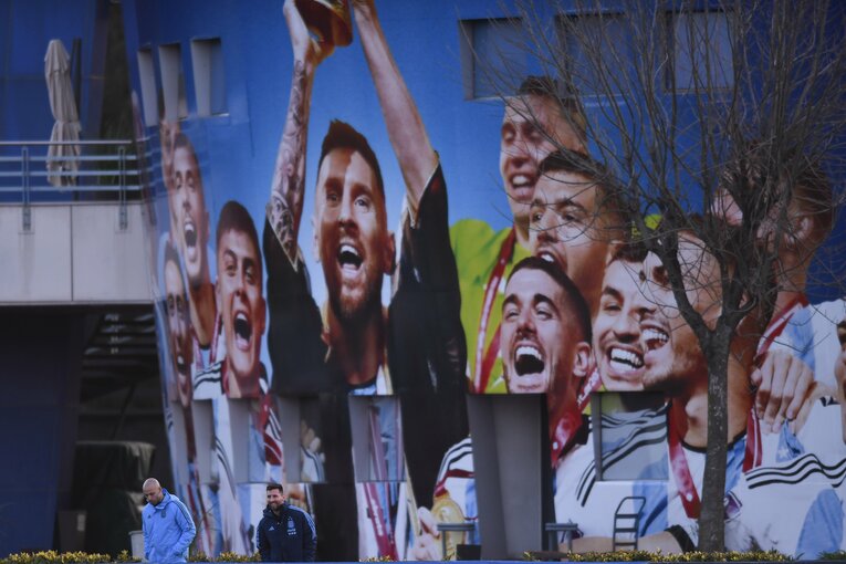 アルゼンチンのサッカー協会の施設も「メッシトレーニングセンター」に改名、W杯優勝の場面を壁画にしている　©Getty Images