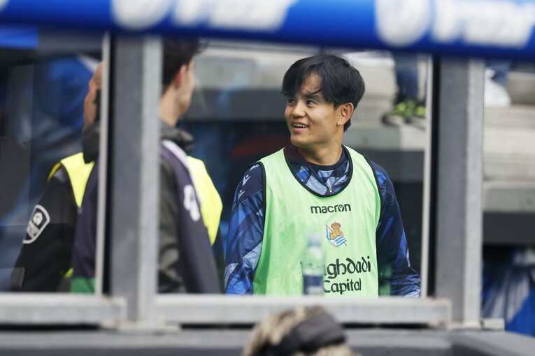 最前列ファンからの声援に笑顔で応える久保（写真は右に続きます）　©Daisuke Nakashima