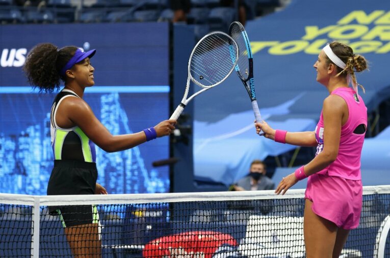 試合終了直後、対戦相手のビクトリア・アザレンカとラケットでタッチして健闘を讃え合う。 ／ photograph by Getty Images