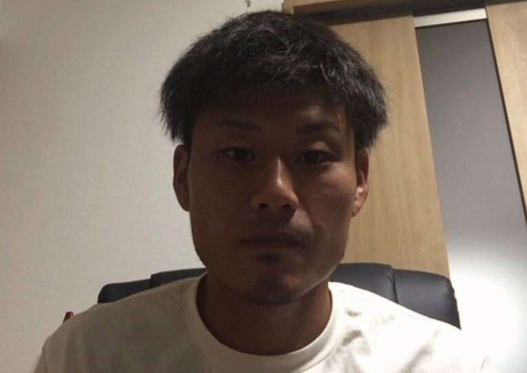 アビスパ福岡の下部組織て冨安とともにプレーした濱口功聖。Jリーグ入りが決まった時に贈られた4足のスパイクを今も大事に使用しているという