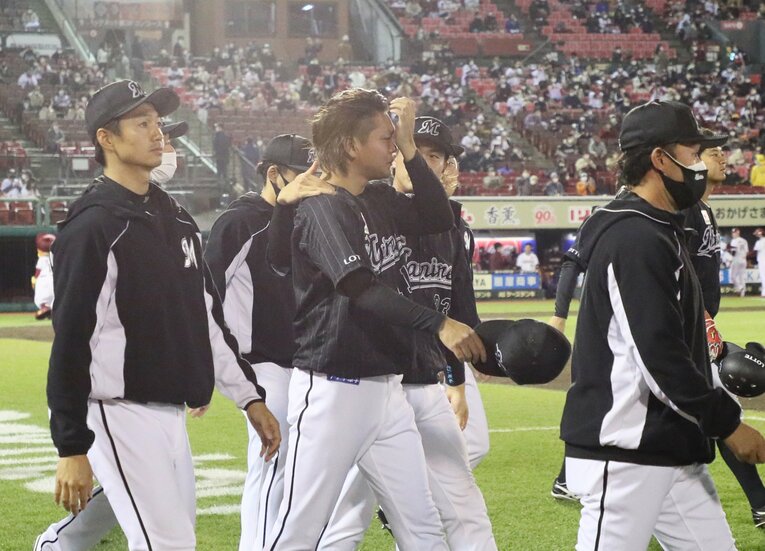 決勝点を許した佐々木千隼を優しく出迎えた唐川（左）らチームメート　©︎SANKEI SHIMBUN