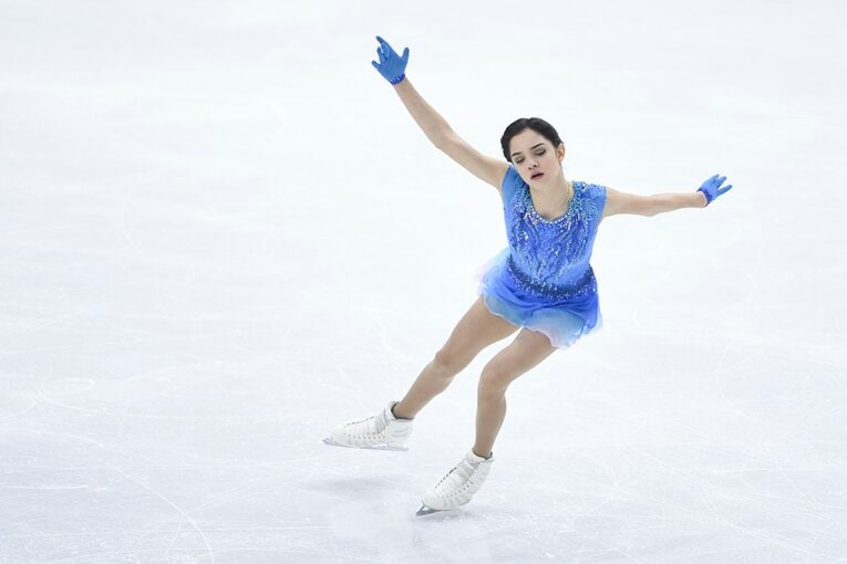 ファンからの質問に「体重は33キロから59キロをウロウロしています」と答えているメドベージェワ　©Asami Enomoto