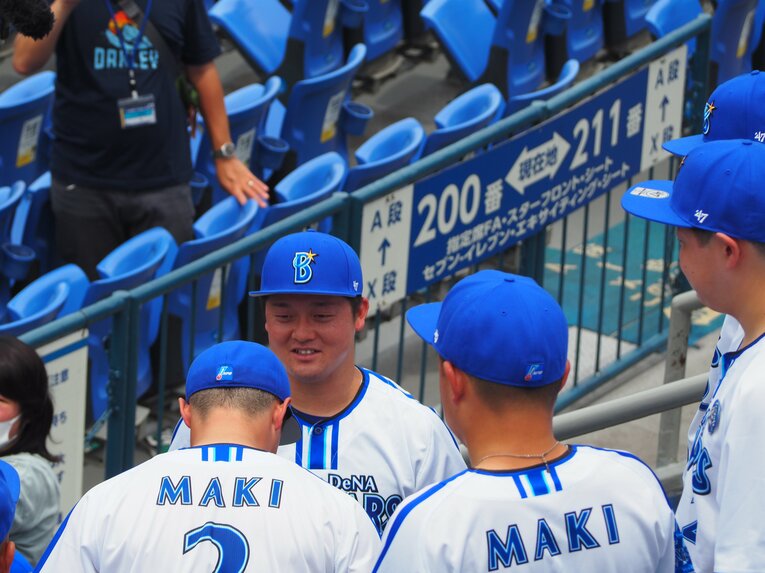 影武者全員から挨拶を受ける牧　©Yu Saito