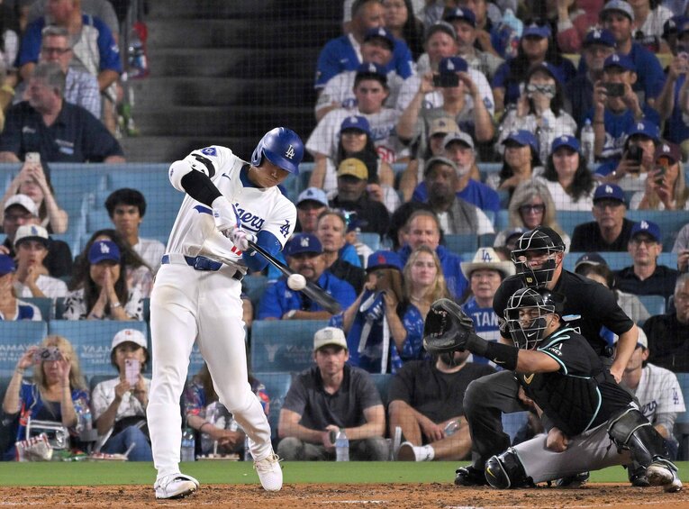 ホームランを放つ大谷のインパクトの瞬間　©JIJI PRESS