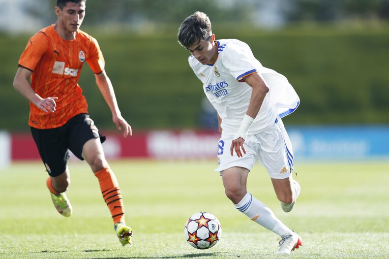 レアルの18歳日本人・中井卓大が「写真撮ってよー！」 無邪気さと表裏一体な《CLを含めた超シビアな競争》の舞台ウラ(18)