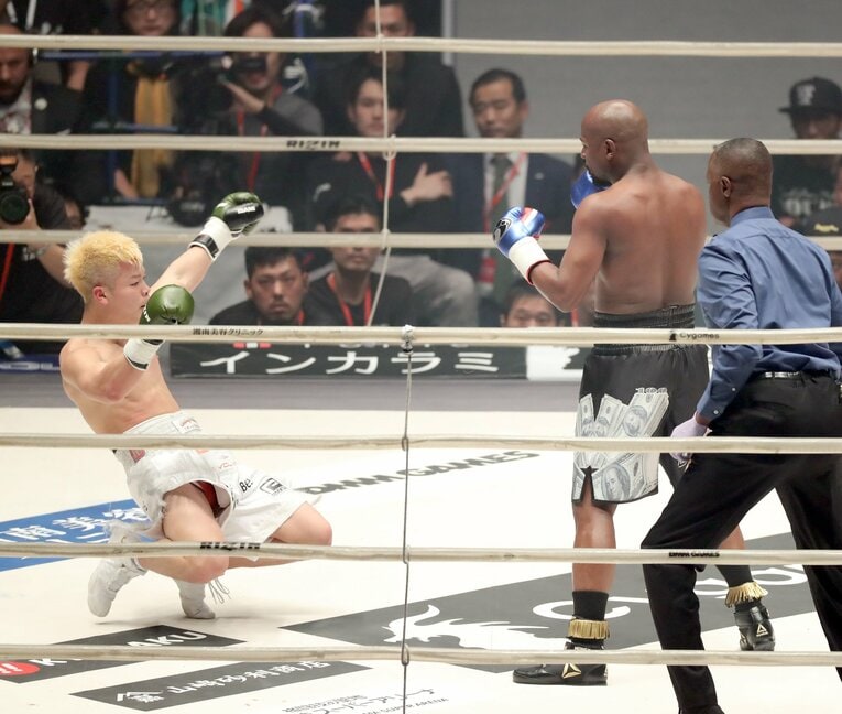 2018年12月31日のメイウェザー戦。エキシビションながら、無敗で引退したボクシングの名王者とボクシングルールで対戦。計量時約5kgの体重差があり、余裕を見せるメイウェザーだが、那須川の左ストレートがヒットすると、表情が一変。圧力をかけて3度のダウンを奪い、レフェリーが試合を止めた　©Sankei Shimbun