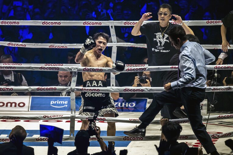 井上尚弥vs.ルイス・ネリ。KOシーンの連続写真（8枚目／全8枚）　©Takuya Sugiyama