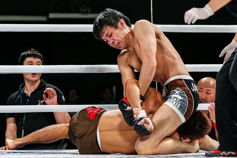 2010年11月、パンクラスで西村広和にアームロックを極める大石　©Susumu Nagao