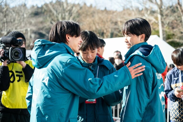 芦ノ湖で若林宏樹の到着を待つ青学大の選手たち　©Nanae Suzuki