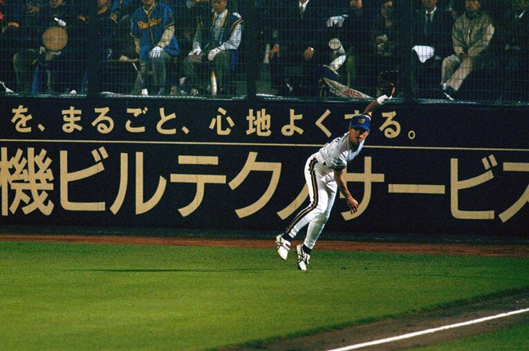 グリーンスタジアム神戸でライト守備に就くイチロー　©Kazuaki Nishiyama