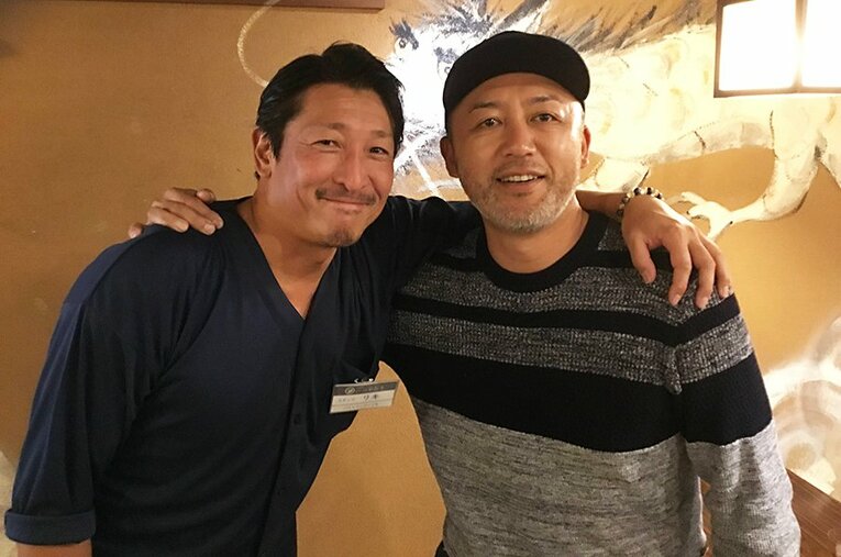 二代目「もつ鍋わたり」のオープンに駆けつけた元ベイスターズの中野渡進氏（右）。左は新店主のリーチならぬ、リッキーさん。 ／ photograph by Hidenobu Murase