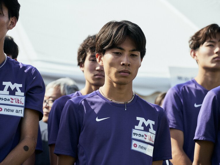 14位という結果を受け、項垂れる明大の選手たち　©Yuki Suenaga