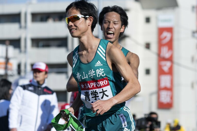 2017年の箱根路では、2区の一色恭志と3区の秋山雄飛がタスキを繋いだ　©BUNGEISHUNJU