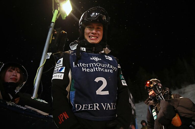 モーグル堀島行真は今シーズンのW杯開幕戦を制し、世界のトップ選手たちとさらなる成長を続けている（写真：昨年2月W杯ディアバレー大会） ／ photograph by Getty Images